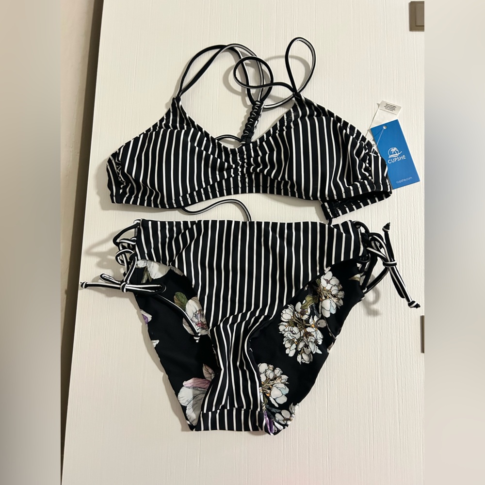 🌸🖤☀️ NWT 🌸🖤☀️ Black & White Striped String Bikini & Reversible Floral Bottoms